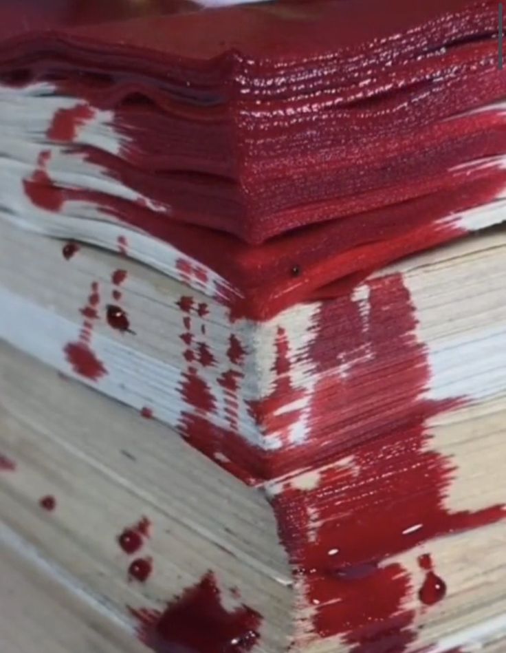 Disfruta de este delicioso pastel de chocolate cubierto con frutas frescas. Una combinación perfecta de sabores para deleitar tu paladar.